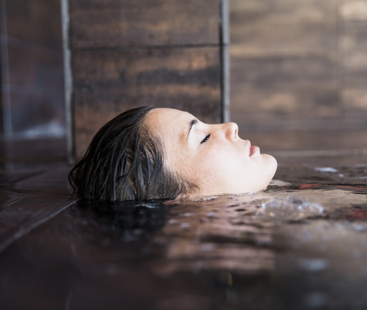 Apartamentos spa villa pasiega hoznayo Mujer sumergida en la piscina