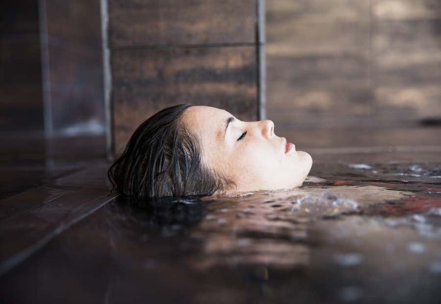 Hotel Spa Villa Pasiega Mujer relajándose en la piscina del spa