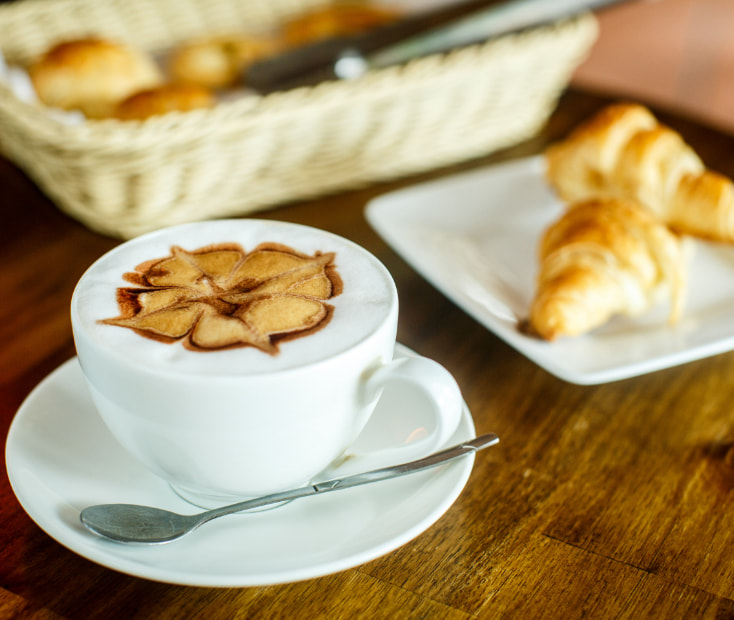 restaurnates en hoznayo Desayuno de croissant i taza de café con leche