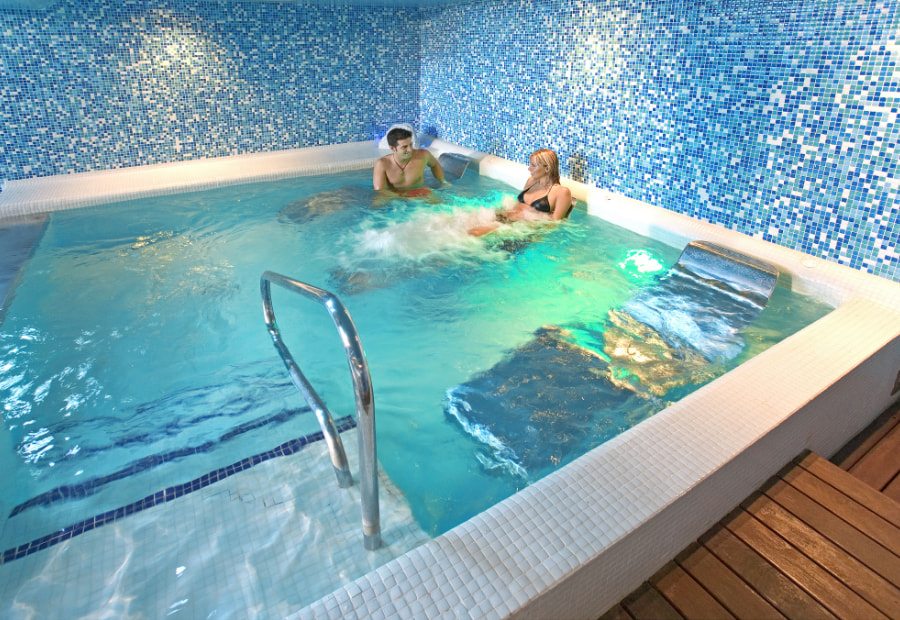 hotel spa villa pasiega Pareja disfrutando en el spa del Hotel Spa Villa Pasiega